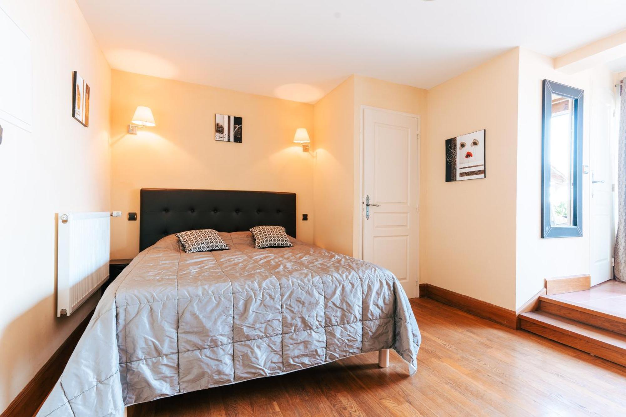 Hotel Des Consuls Castelnau-de-Montmiral Екстериор снимка